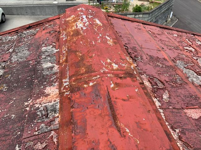 スレート屋根の錆びた棟板金